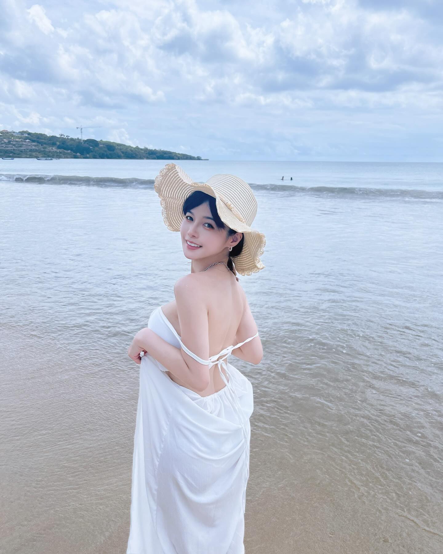 甜美女神「小花姐接」峇里島渡假有夠辣，比基尼藏不住「雪白豪乳」！