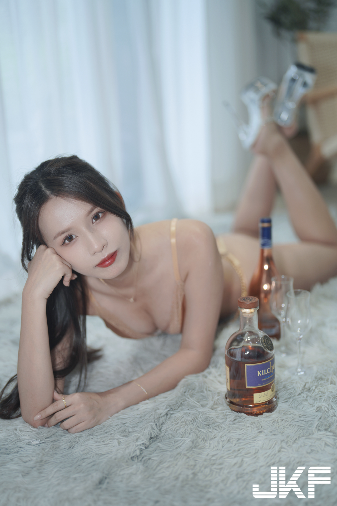 氣質小美女「趙趙」白嫩蜜桃超豐腴！金色性感比基尼包不住美體