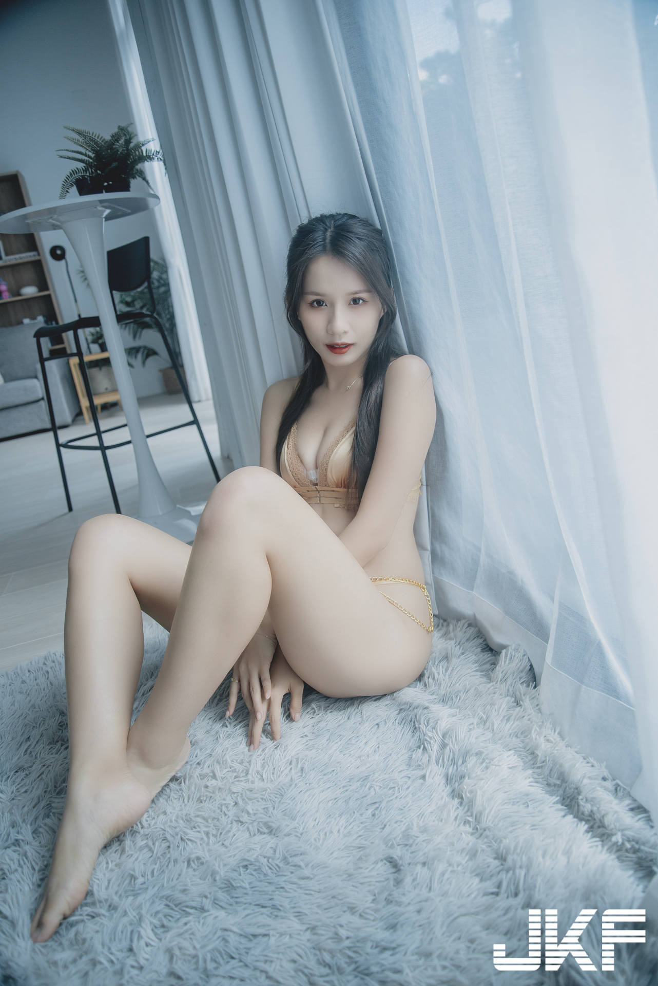 氣質小美女「趙趙」白嫩蜜桃超豐腴！金色性感比基尼包不住美體