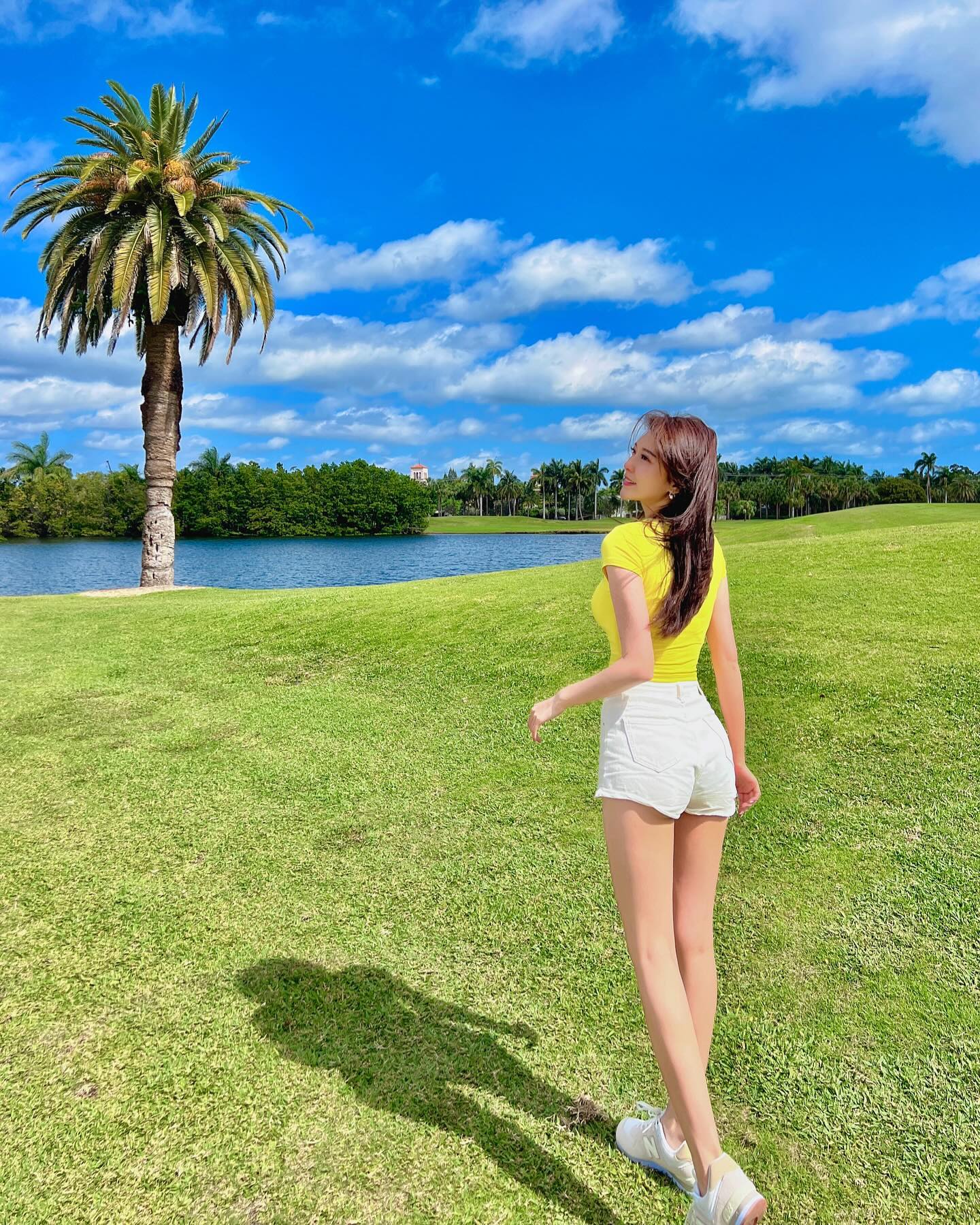 國道高衩洋裝「美腿辣妹」被神出來啦！網友猛讚：人美心善