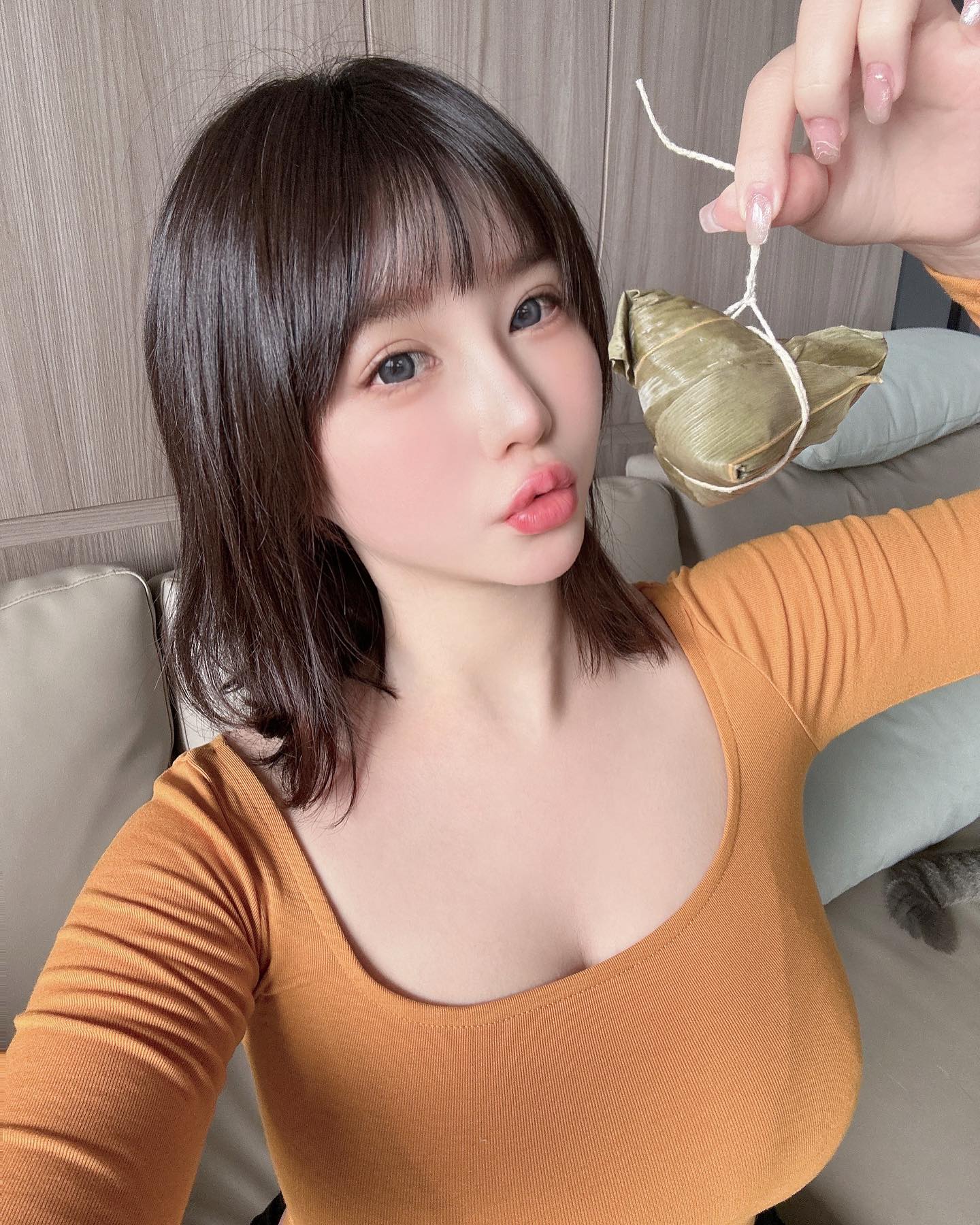 到底幾顆肉粽？短髮女神「希維亞」巨乳夾粽子，網友直呼：太大粒！