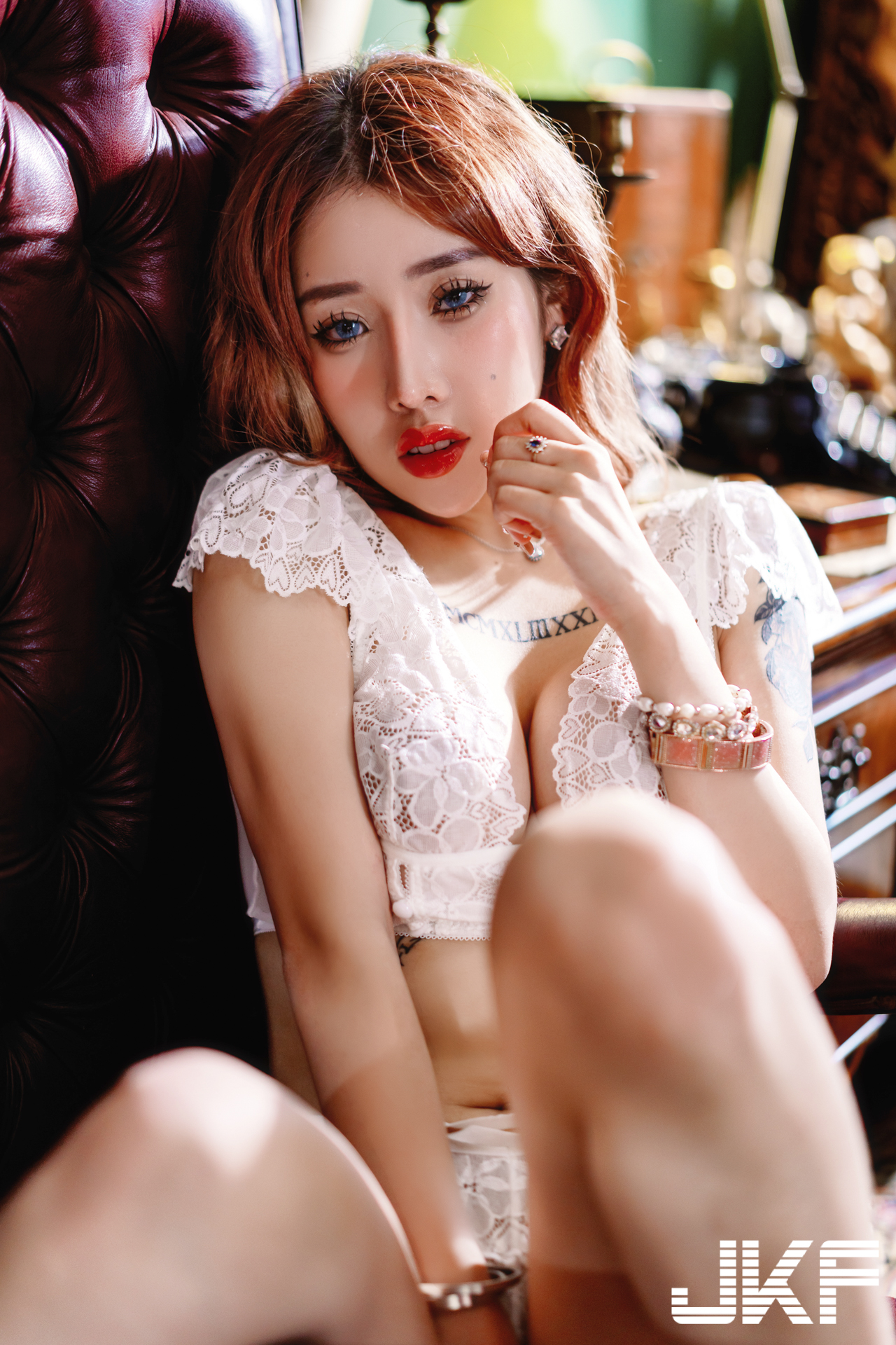 魅惑小妖精「Bebe」蕾絲風情！「美乳蜜桃臀」大方誘惑