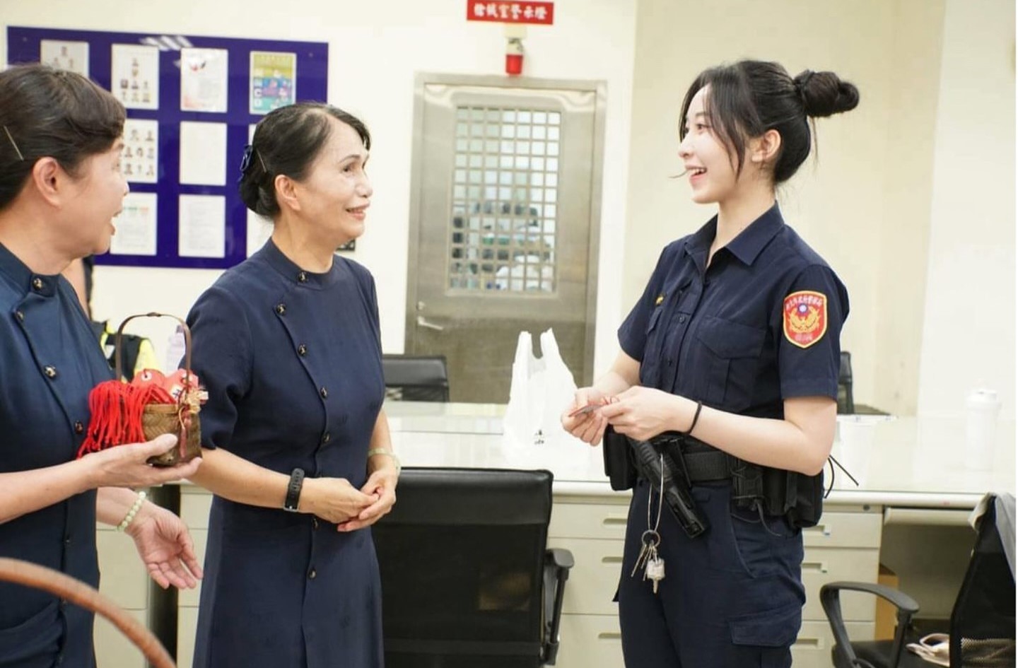 超仙「正妹女警察」讓網友都戀愛　大喊：請把我逮捕回家！