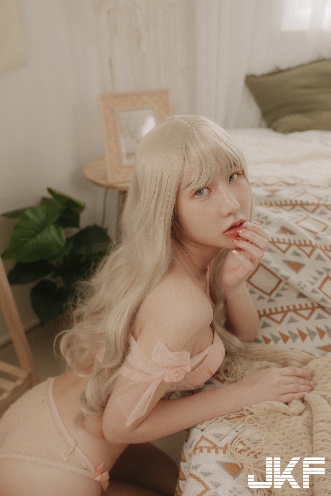 長腿正妹「孟孟」粉嫩馬甲挑逗，「凹凸有致的胴體」超吸睛！