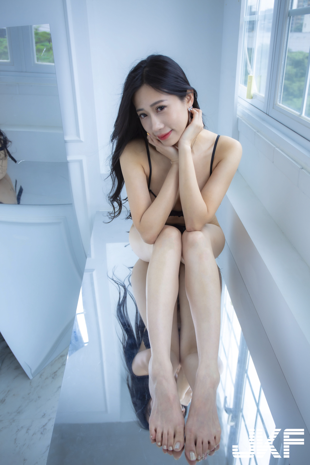 32G豪乳老闆娘「曼曼」大解放！黑蕾絲性感內衣展現迷人曲線