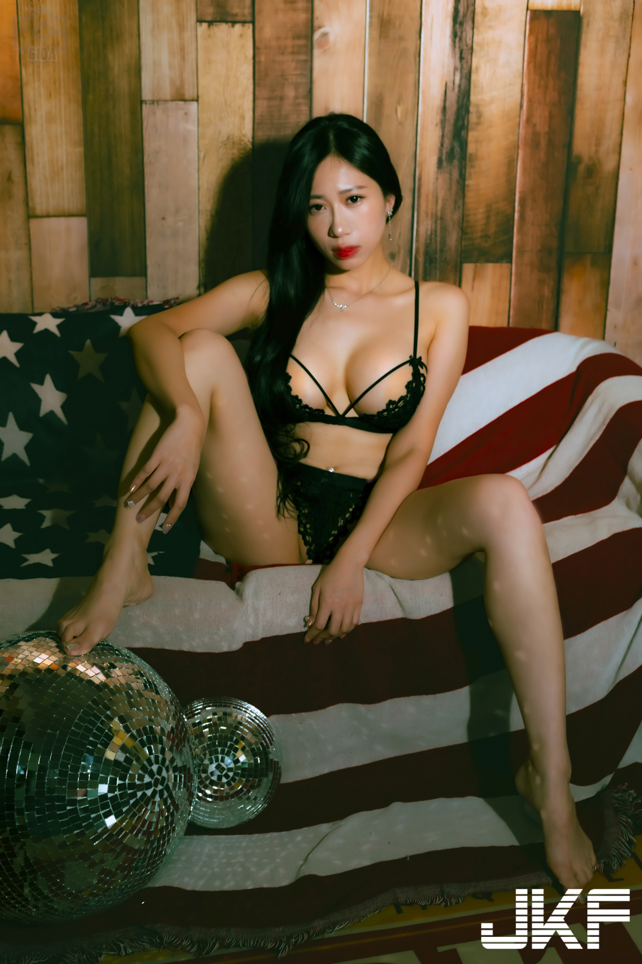 32G豪乳老闆娘「曼曼」大解放！黑蕾絲性感內衣展現迷人曲線
