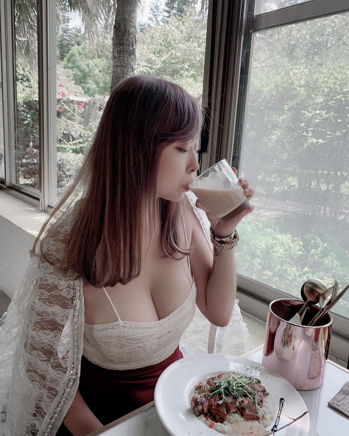 台南巨乳美甲師身材超火辣　沒想到已經是地方媽媽！