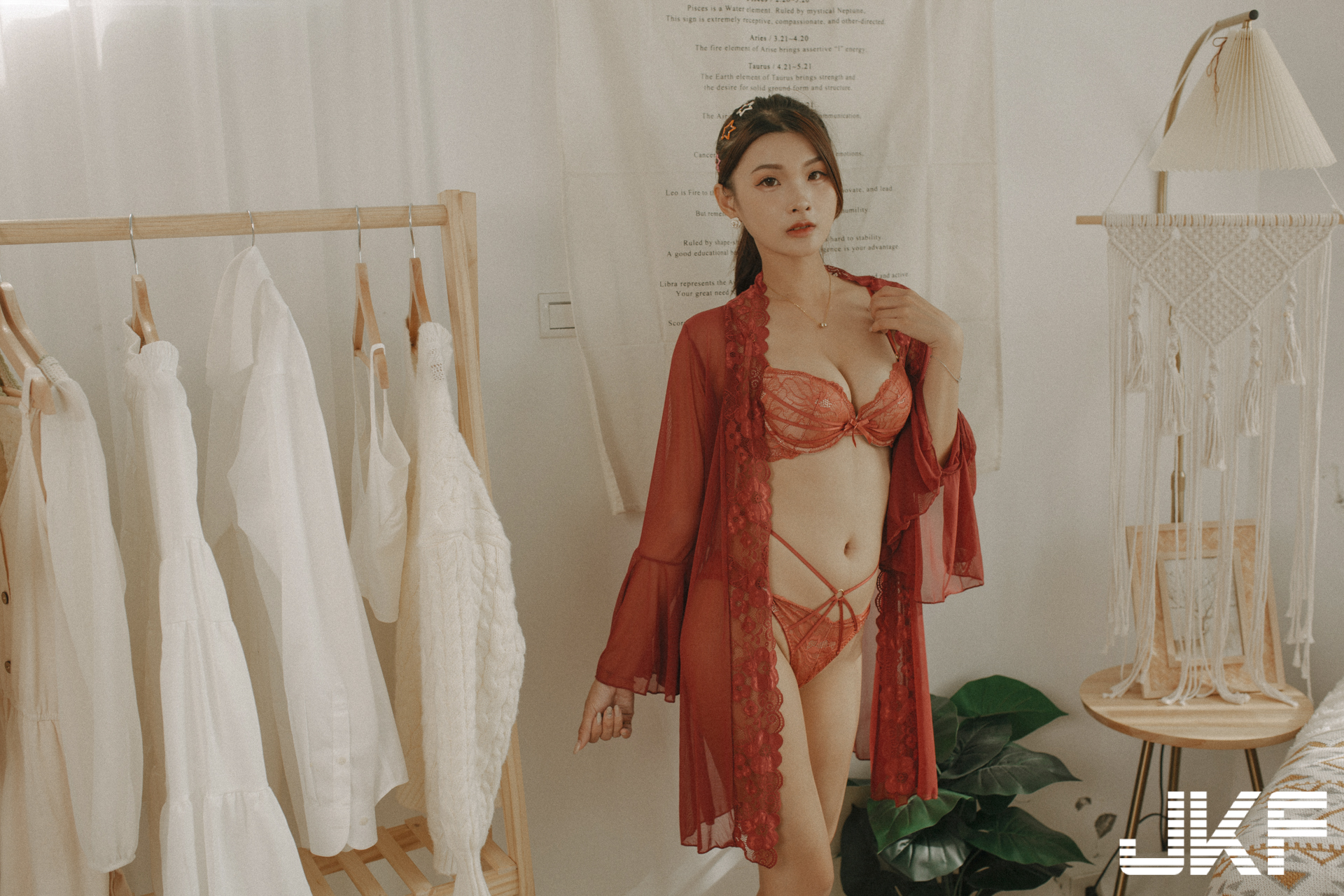 高挑辣妹「紫綺」天台大秀圓乳美腿！蕾絲小褲包不住神秘腿間誘惑！