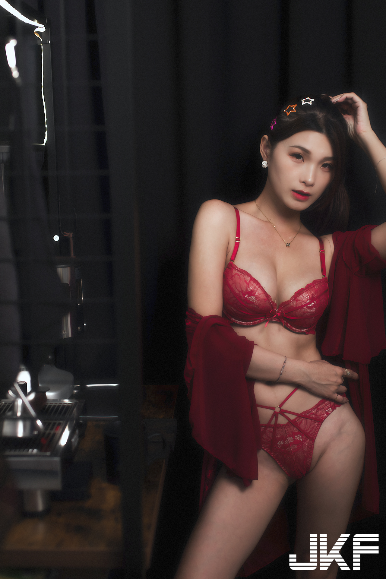 高挑辣妹「紫綺」天台大秀圓乳美腿！蕾絲小褲包不住神秘腿間誘惑！