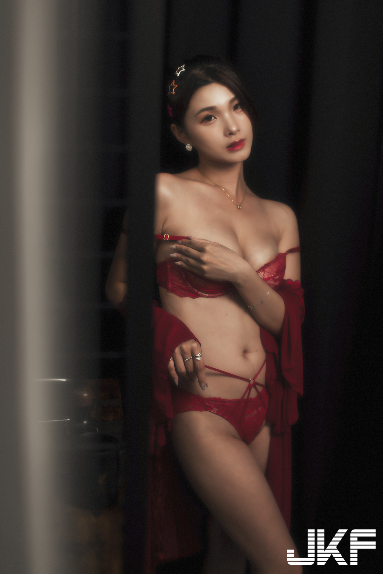 高挑辣妹「紫綺」天台大秀圓乳美腿！蕾絲小褲包不住神秘腿間誘惑！