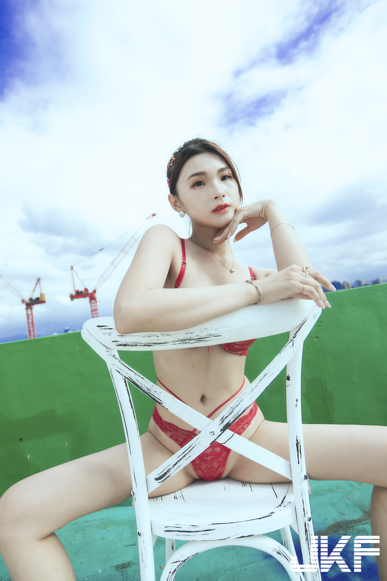 高挑辣妹「紫綺」天台大秀圓乳美腿！蕾絲小褲包不住神秘腿間誘惑！
