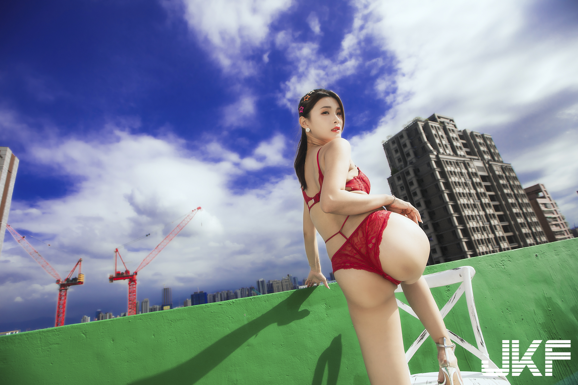 高挑辣妹「紫綺」天台大秀圓乳美腿！蕾絲小褲包不住神秘腿間誘惑！