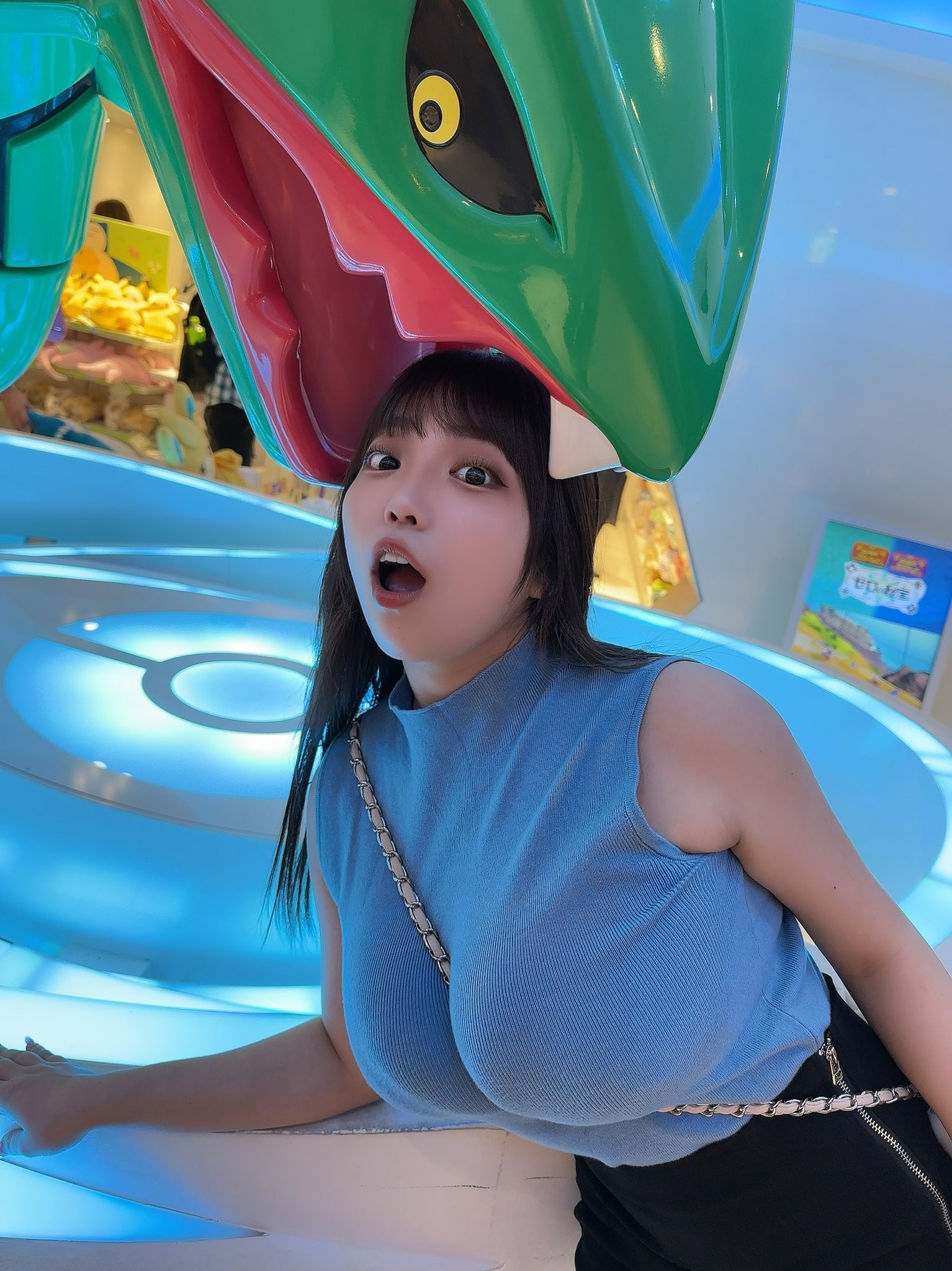 被烈空坐吃掉了！巨乳妹挺Ｉ奶當食物　網友卻放錯重點