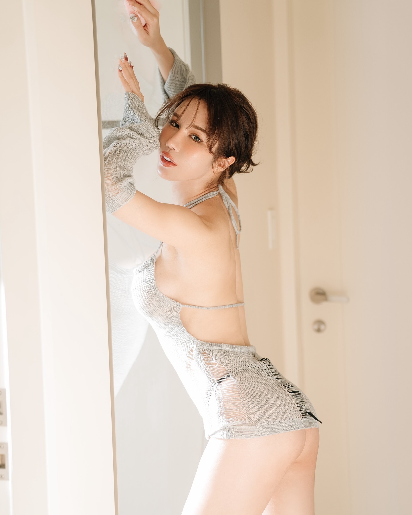 女友這麼能幹你幾點回家？「辛尤里」性感露豪乳開腿做家事
