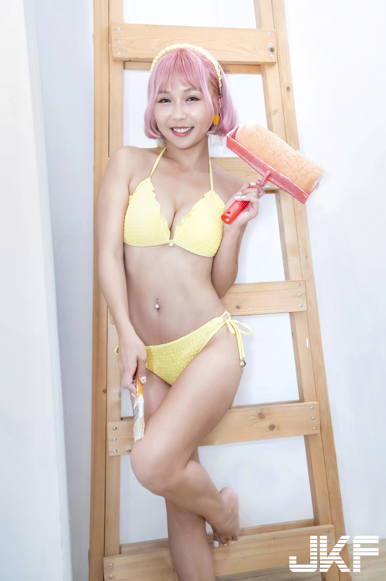 與短髮女神「瑪露可まる子」的居家幸福時光，勻稱細長美腿超迷人！