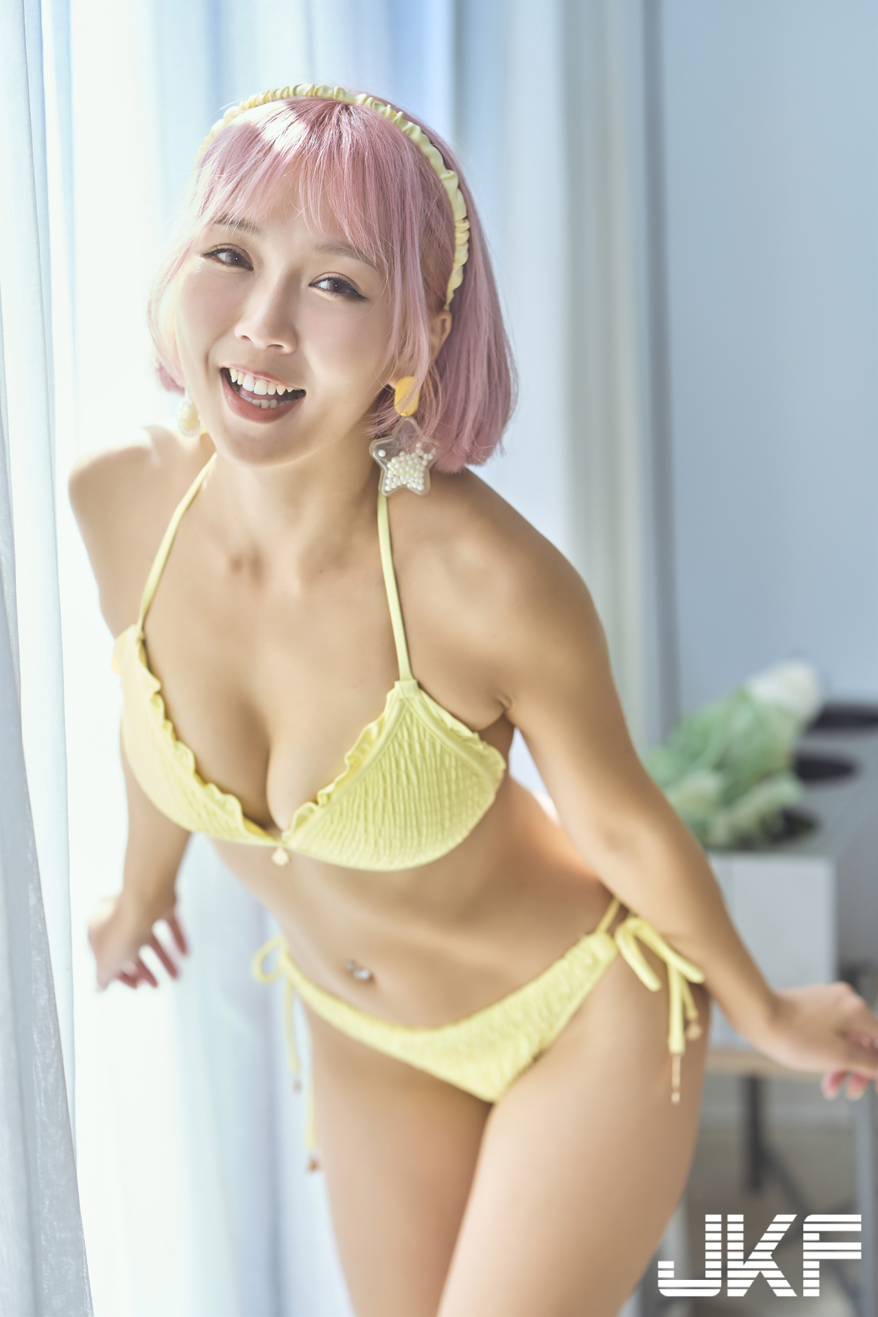 與短髮女神「瑪露可まる子」的居家幸福時光，勻稱細長美腿超迷人！