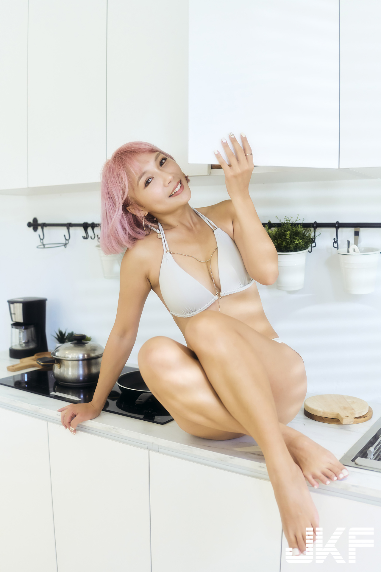 與短髮女神「瑪露可まる子」的居家幸福時光，勻稱細長美腿超迷人！