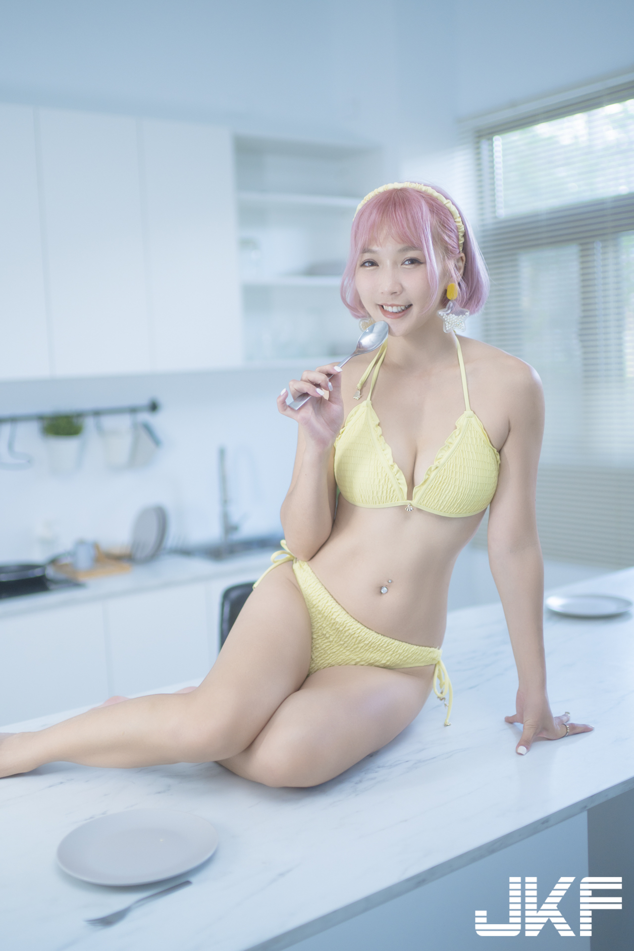 與短髮女神「瑪露可まる子」的居家幸福時光，勻稱細長美腿超迷人！