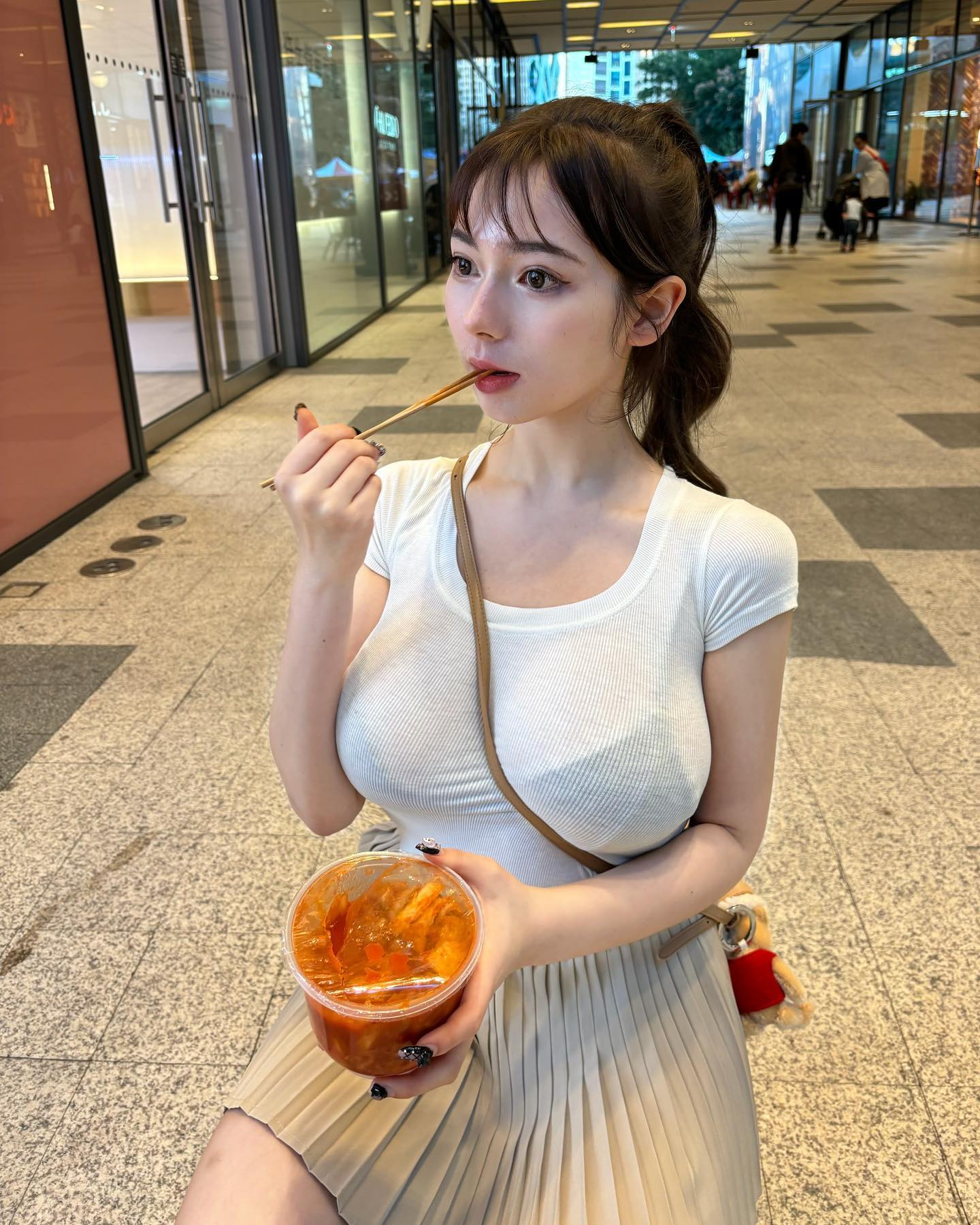 校花級台德混血女大生蹲路邊吃泡菜　透視上衣根本遮不住巨乳