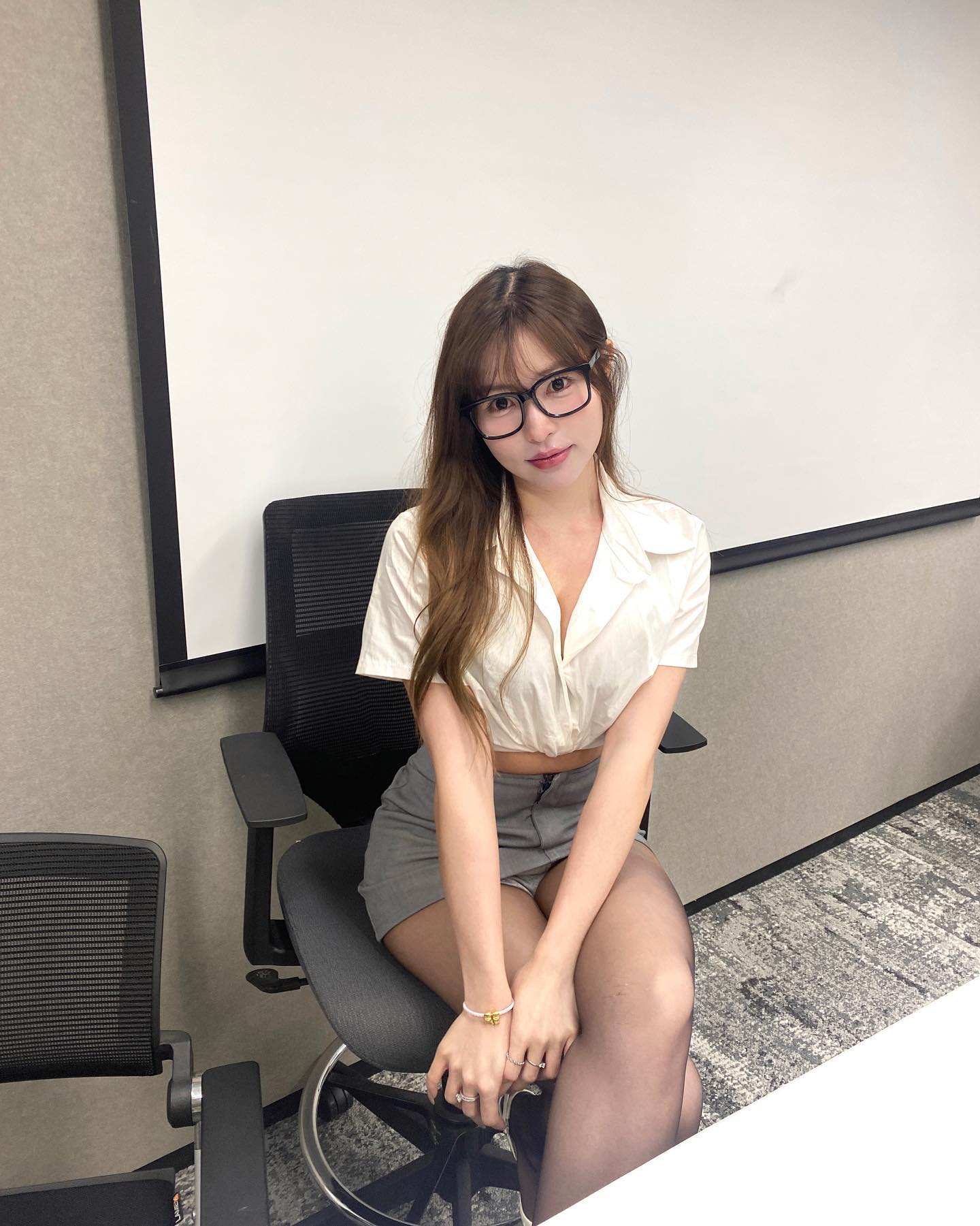 香港巨乳OL窄裙套裝秀黑絲長腿　網友：我怎麼沒這種同事