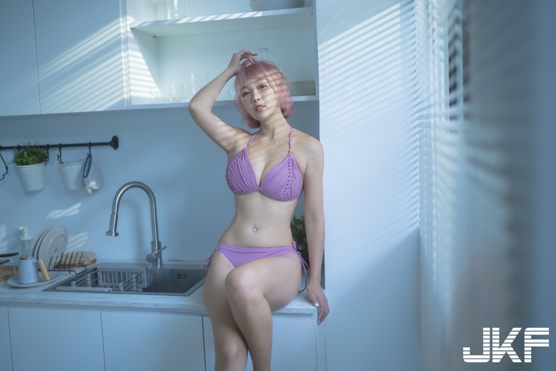 纖細有料短髮女神「瑪露可」，慵懶午後展現「性感嫵媚」的面貌！