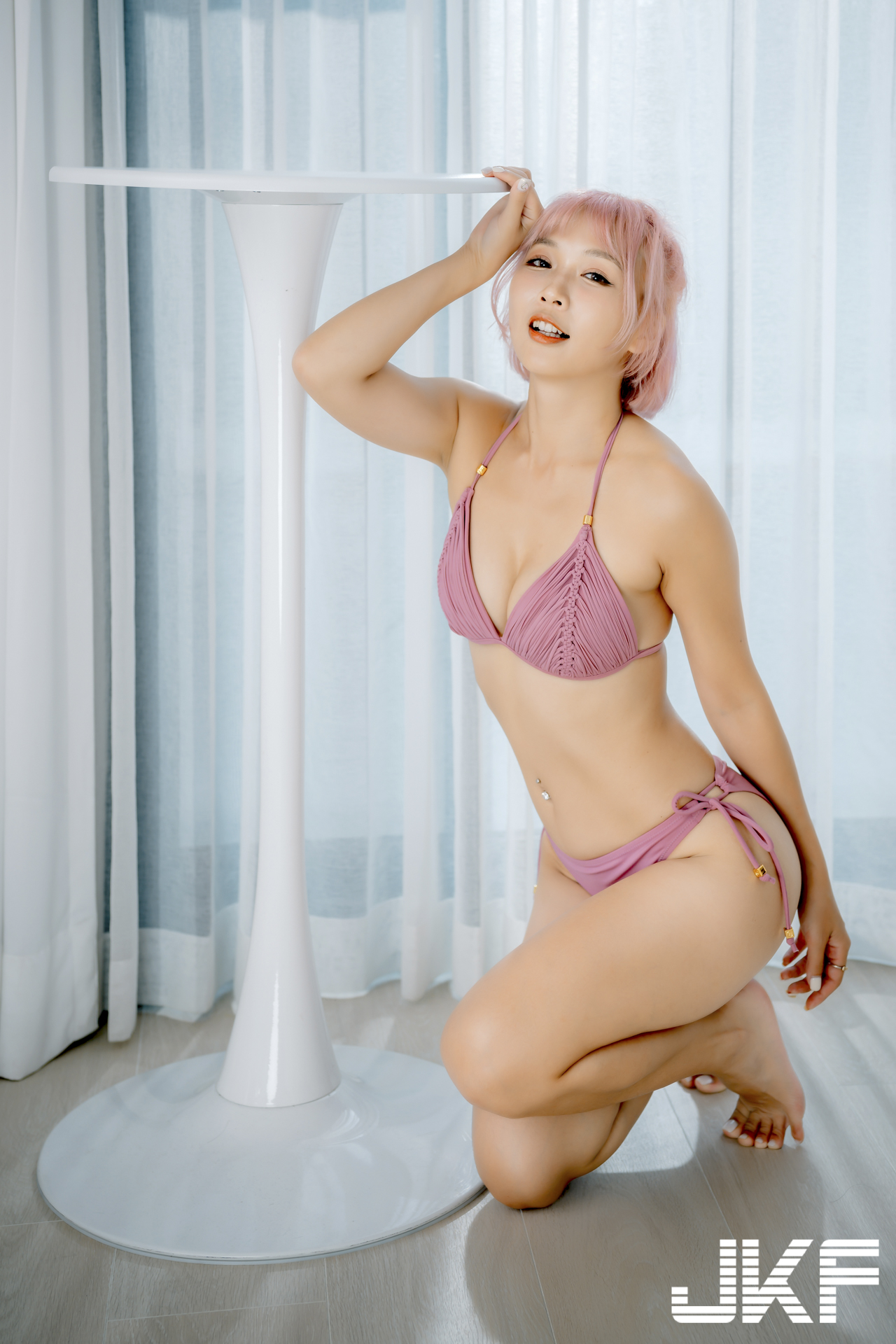 纖細有料短髮女神「瑪露可」，慵懶午後展現「性感嫵媚」的面貌！