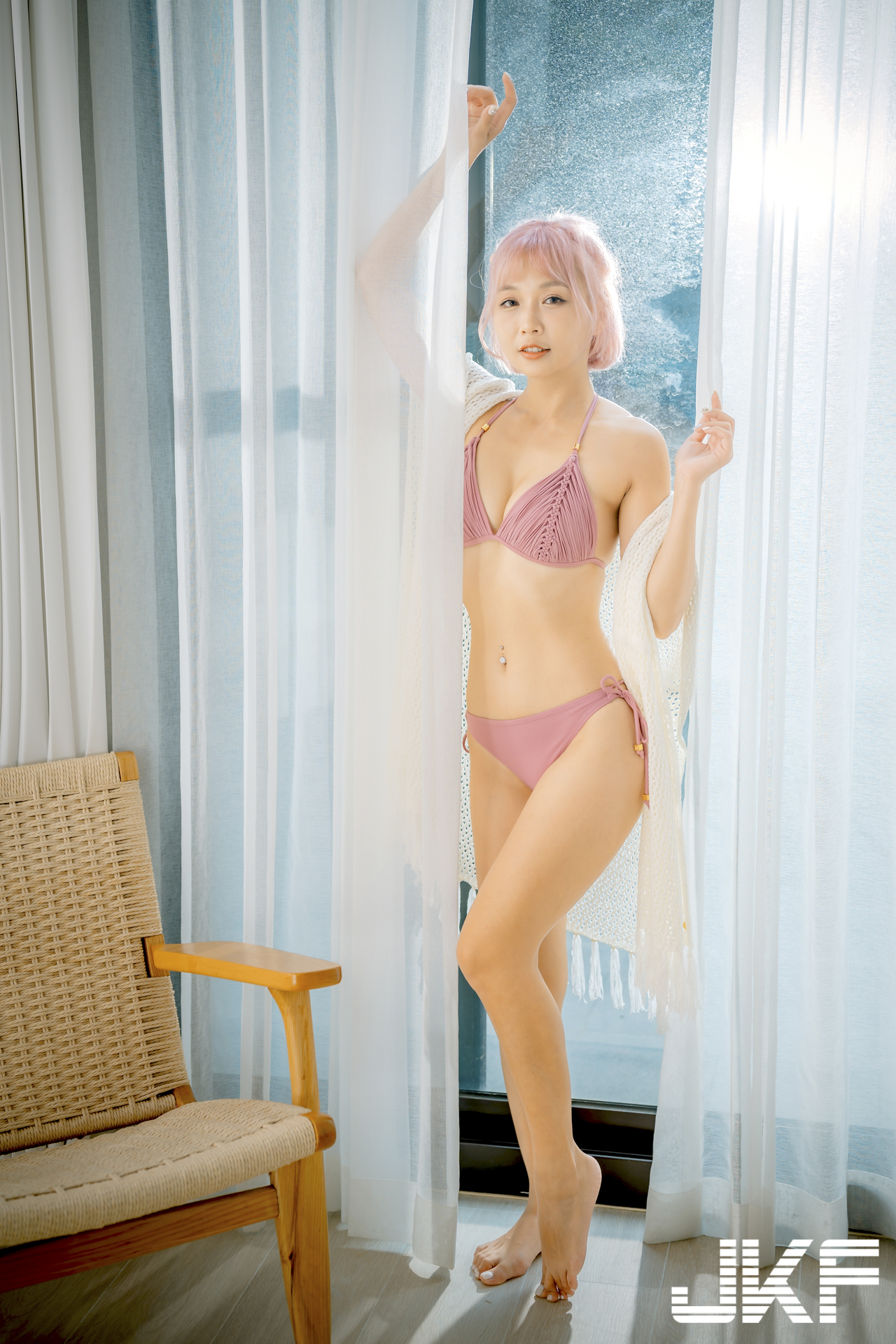 纖細有料短髮女神「瑪露可」，慵懶午後展現「性感嫵媚」的面貌！