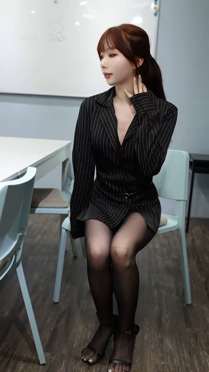 VS--ewxunInstagram-0’10”.jpg