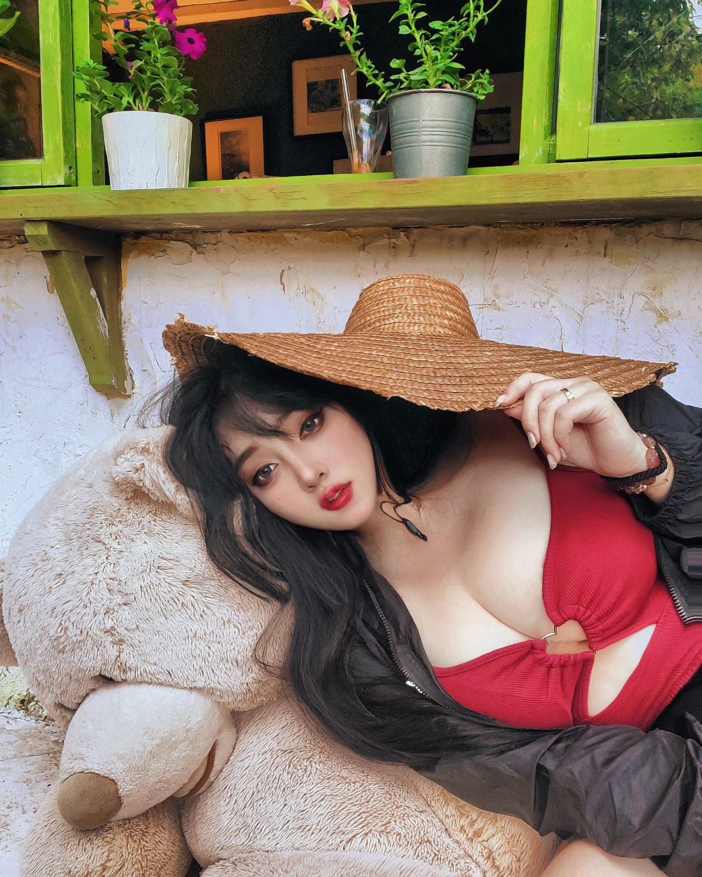 火辣護理師「黃靜」沙灘上曬豪乳！超美豔比基尼深V快開到肚臍