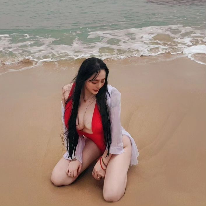 火辣護理師「黃靜」沙灘上曬豪乳！超美豔比基尼深V快開到肚臍