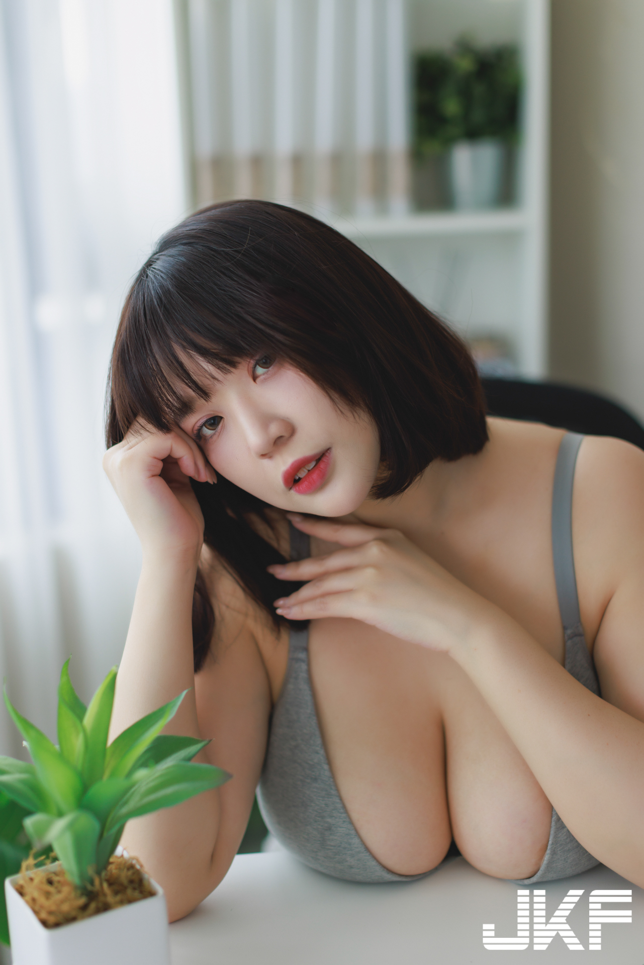 麻豆「茹茹」超挑逗深溝誘惑，「性感跪姿」畫面太邪惡！