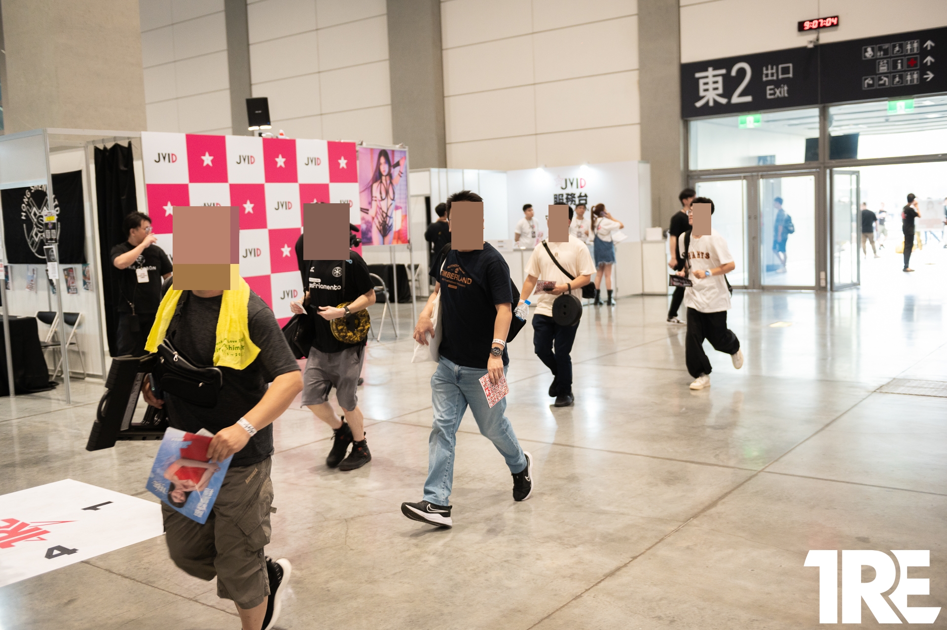 快訊／2024TRE「JVID粉絲感謝祭」現場直擊　巨乳女模「上空裸拍」撫胸嬌嗔粉絲嗨炸
