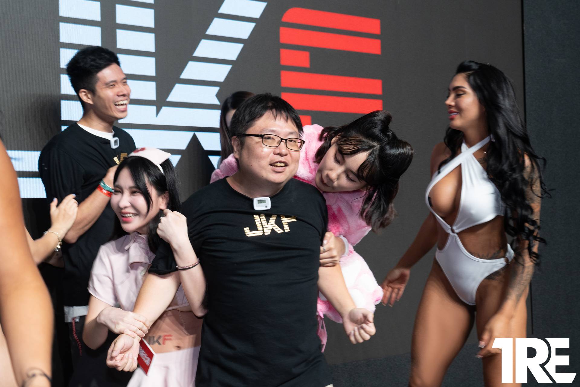 『JKF女郎 V.S. 歐美尤物』攜手粉絲大火拚，「劈腿乳搖」刺激嗨玩全場