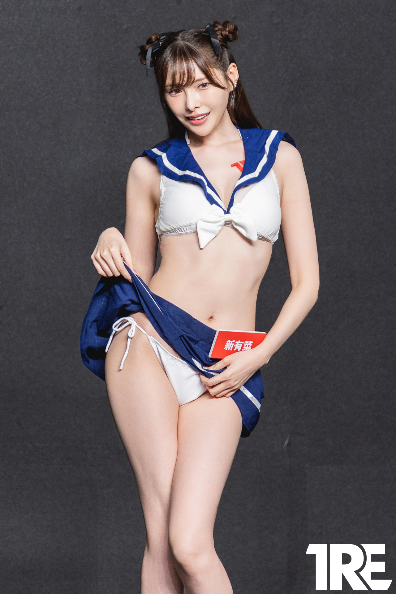 第一美腿JK駕到！「新有菜」色色水手服露「雪乳玉腿」十指緊扣搭肩送暖！