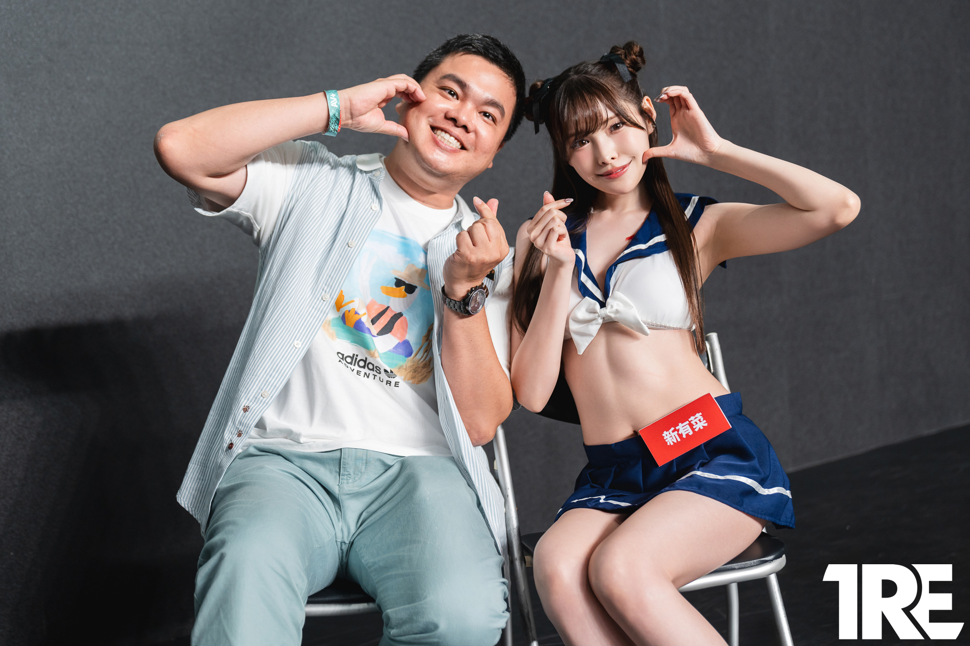 第一美腿JK駕到！「新有菜」色色水手服露「雪乳玉腿」十指緊扣搭肩送暖！