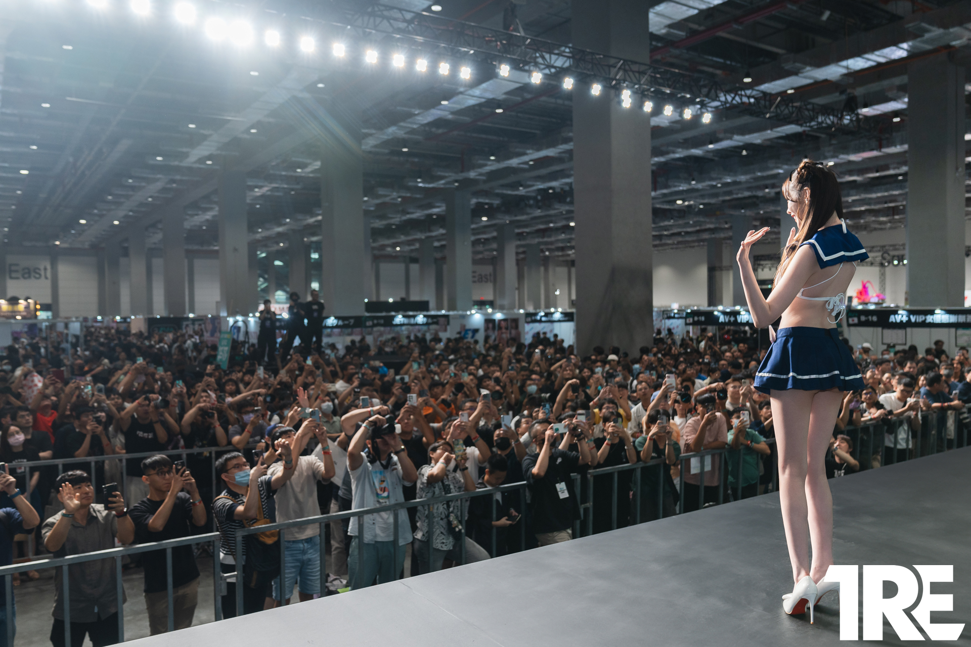 第一美腿JK駕到！「新有菜」色色水手服露「雪乳玉腿」十指緊扣搭肩送暖！