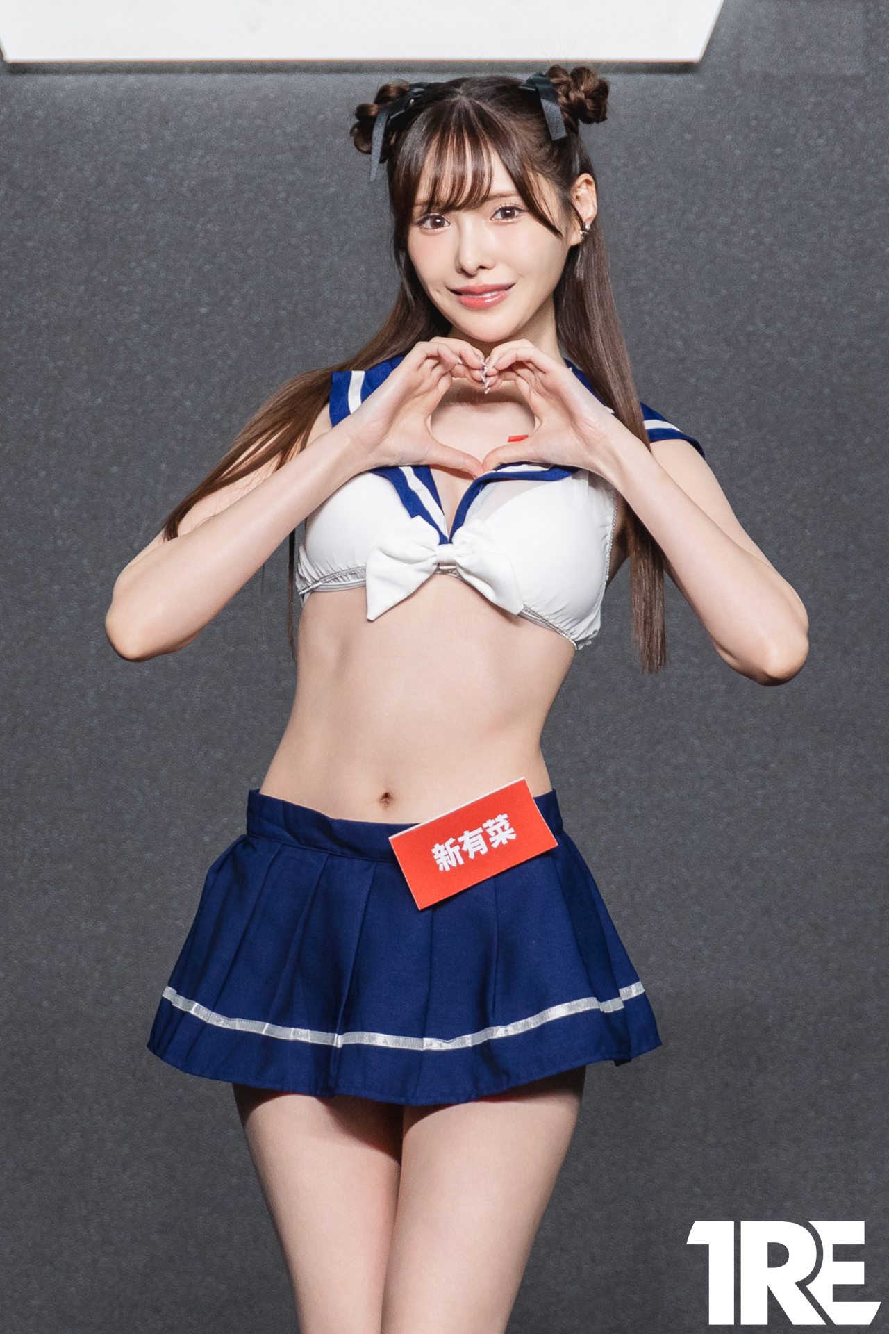 第一美腿JK駕到！「新有菜」色色水手服露「雪乳玉腿」十指緊扣搭肩送暖！