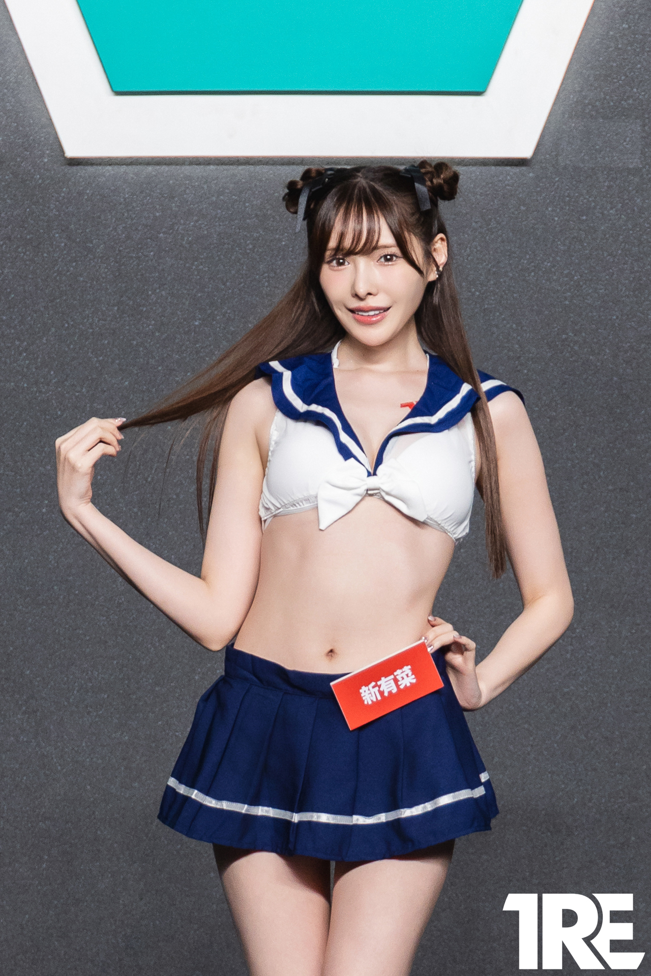 第一美腿JK駕到！「新有菜」色色水手服露「雪乳玉腿」十指緊扣搭肩送暖！