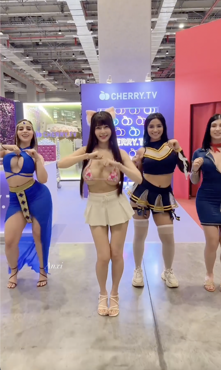 台灣巨乳甜心尬歐美辣妹！「安希」晃奶搖屁屁辣問粉絲選哪個！