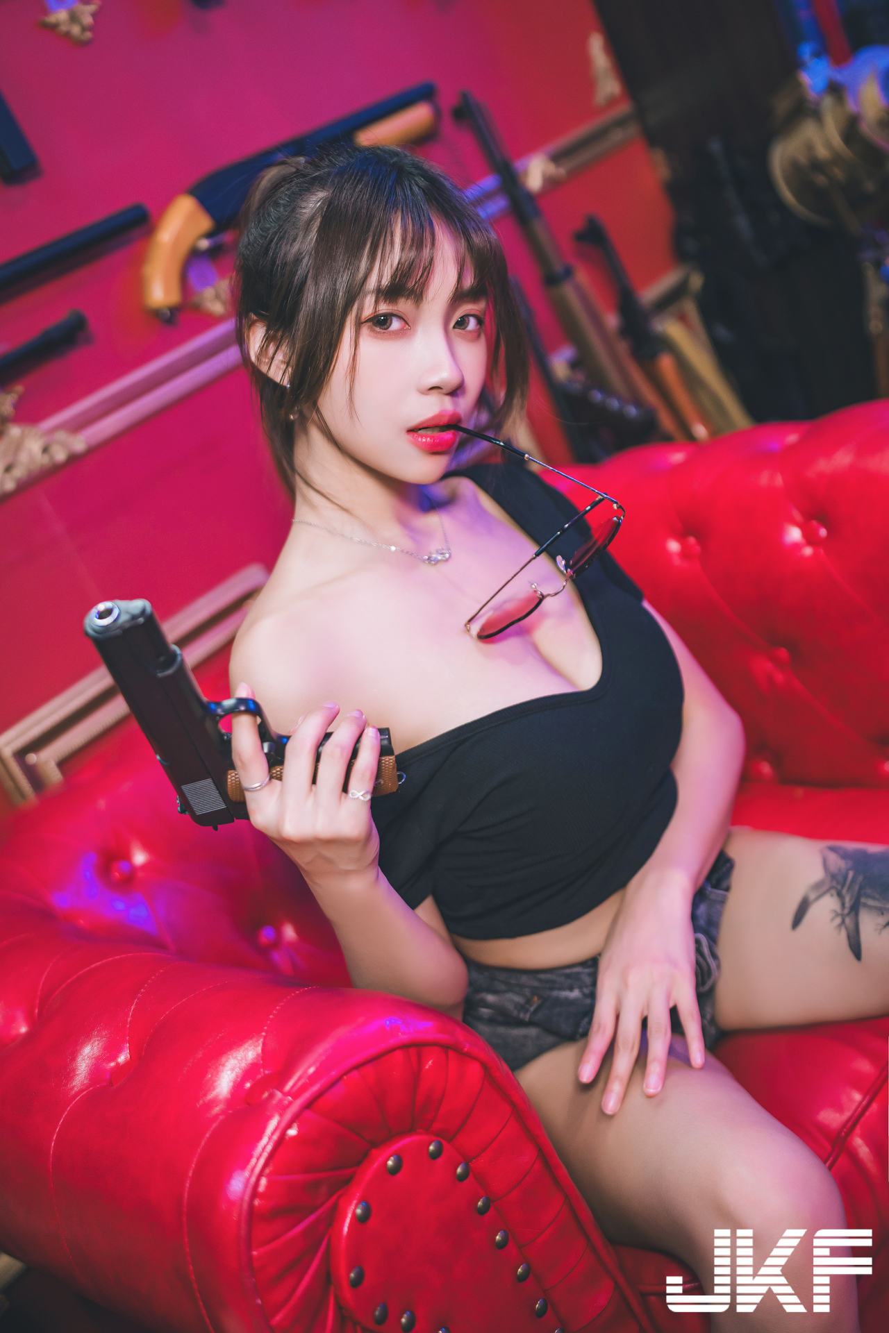 高顏值正妹「安然」的沙發誘惑，「超飽滿低胸畫面」太撩人！