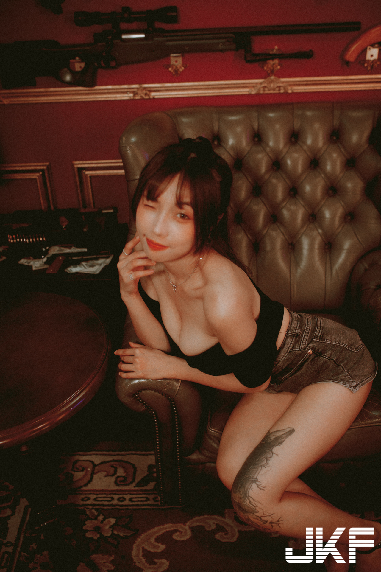 高顏值正妹「安然」的沙發誘惑，「超飽滿低胸畫面」太撩人！