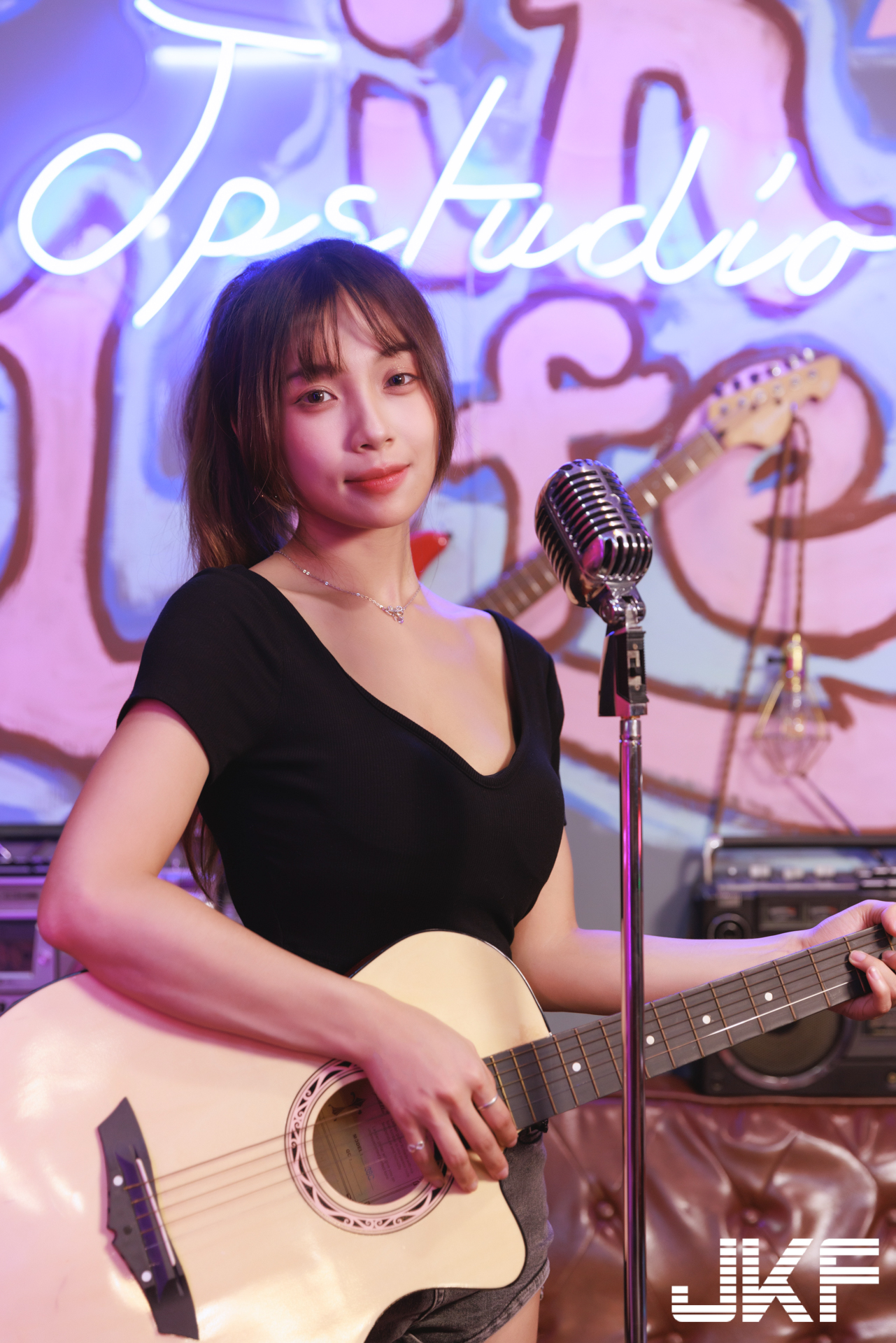 高顏值正妹「安然」的沙發誘惑，「超飽滿低胸畫面」太撩人！