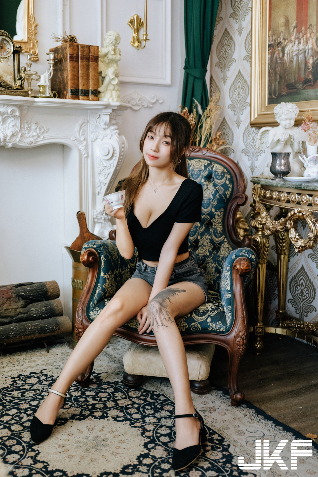 高顏值正妹「安然」的沙發誘惑，「超飽滿低胸畫面」太撩人！