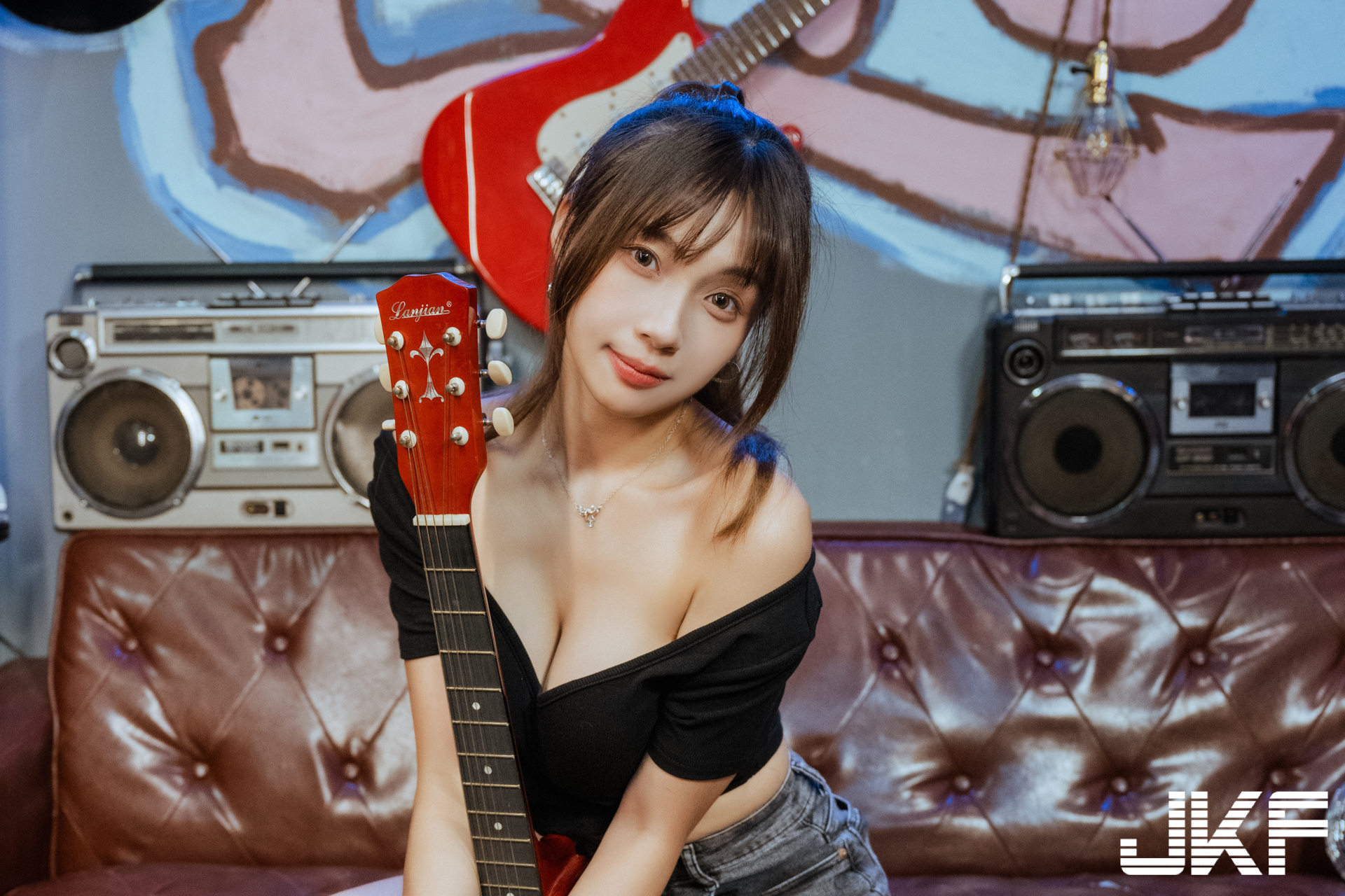高顏值正妹「安然」的沙發誘惑，「超飽滿低胸畫面」太撩人！