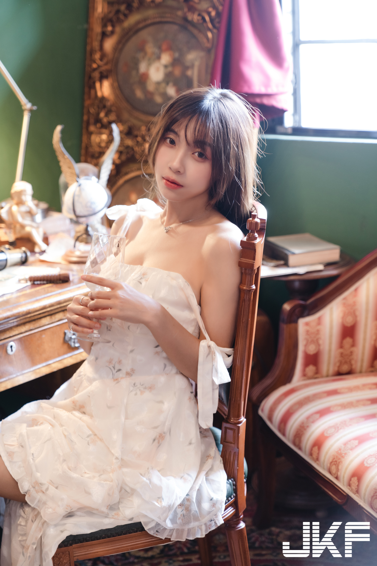 巨乳小畫家「安然」休閒時刻！碎花小洋裝「爆乳露美腿」好誘惑
