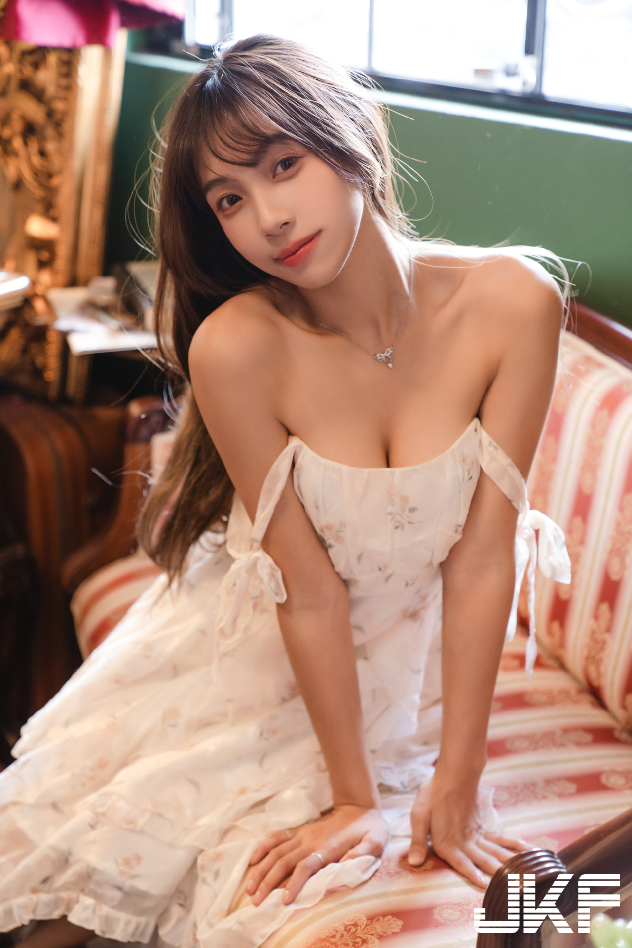 巨乳小畫家「安然」休閒時刻！碎花小洋裝「爆乳露美腿」好誘惑