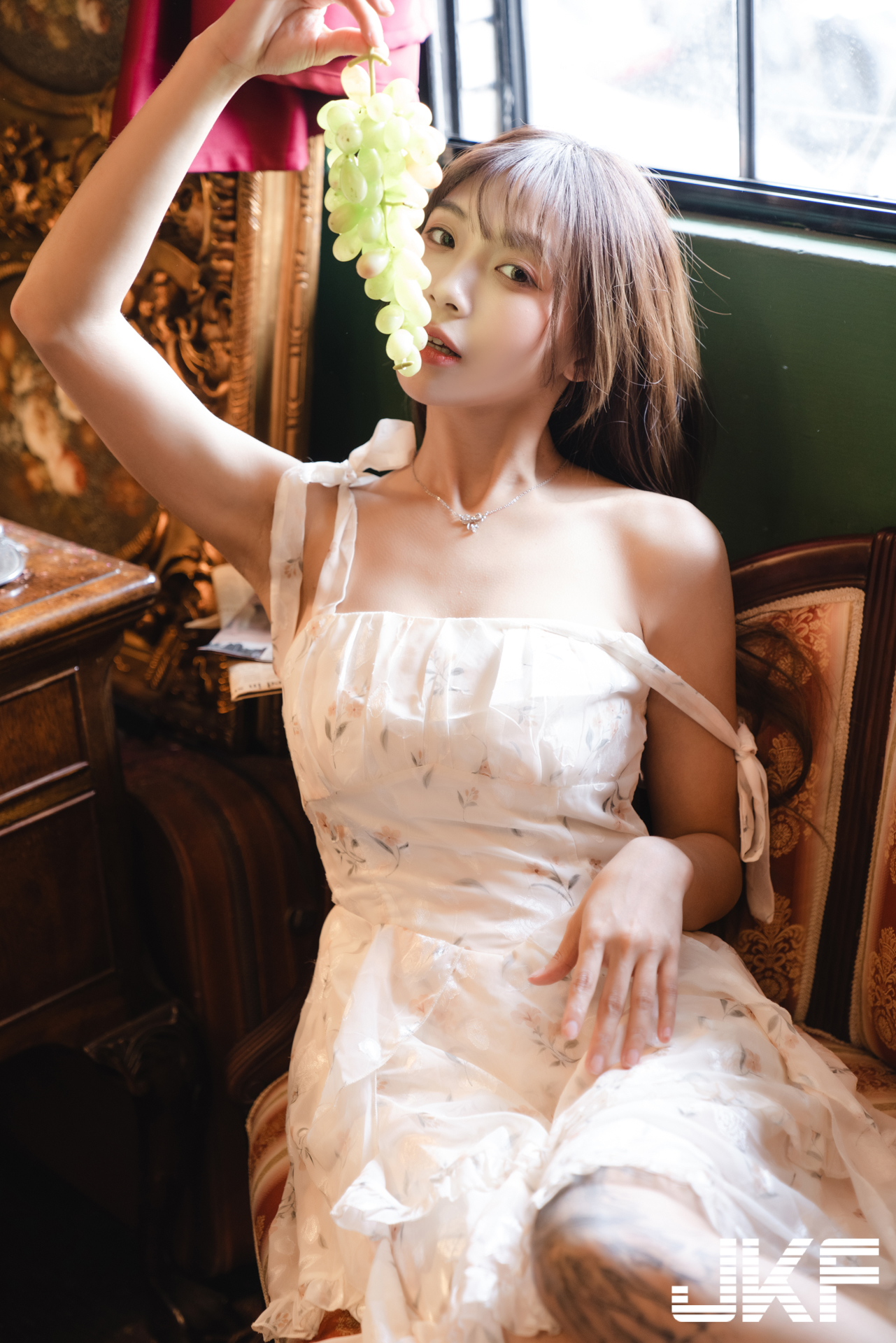 巨乳小畫家「安然」休閒時刻！碎花小洋裝「爆乳露美腿」好誘惑