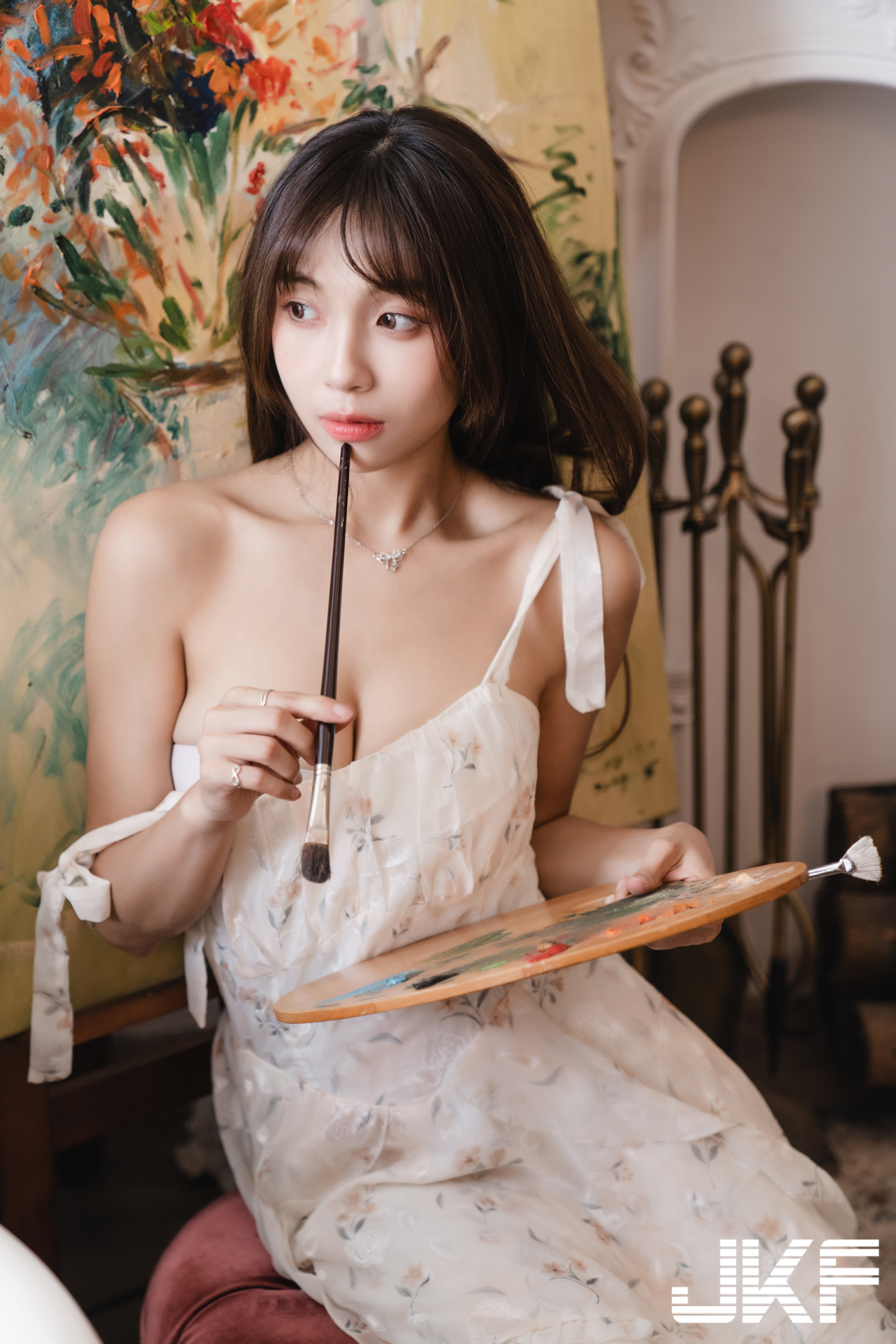 巨乳小畫家「安然」休閒時刻！碎花小洋裝「爆乳露美腿」好誘惑