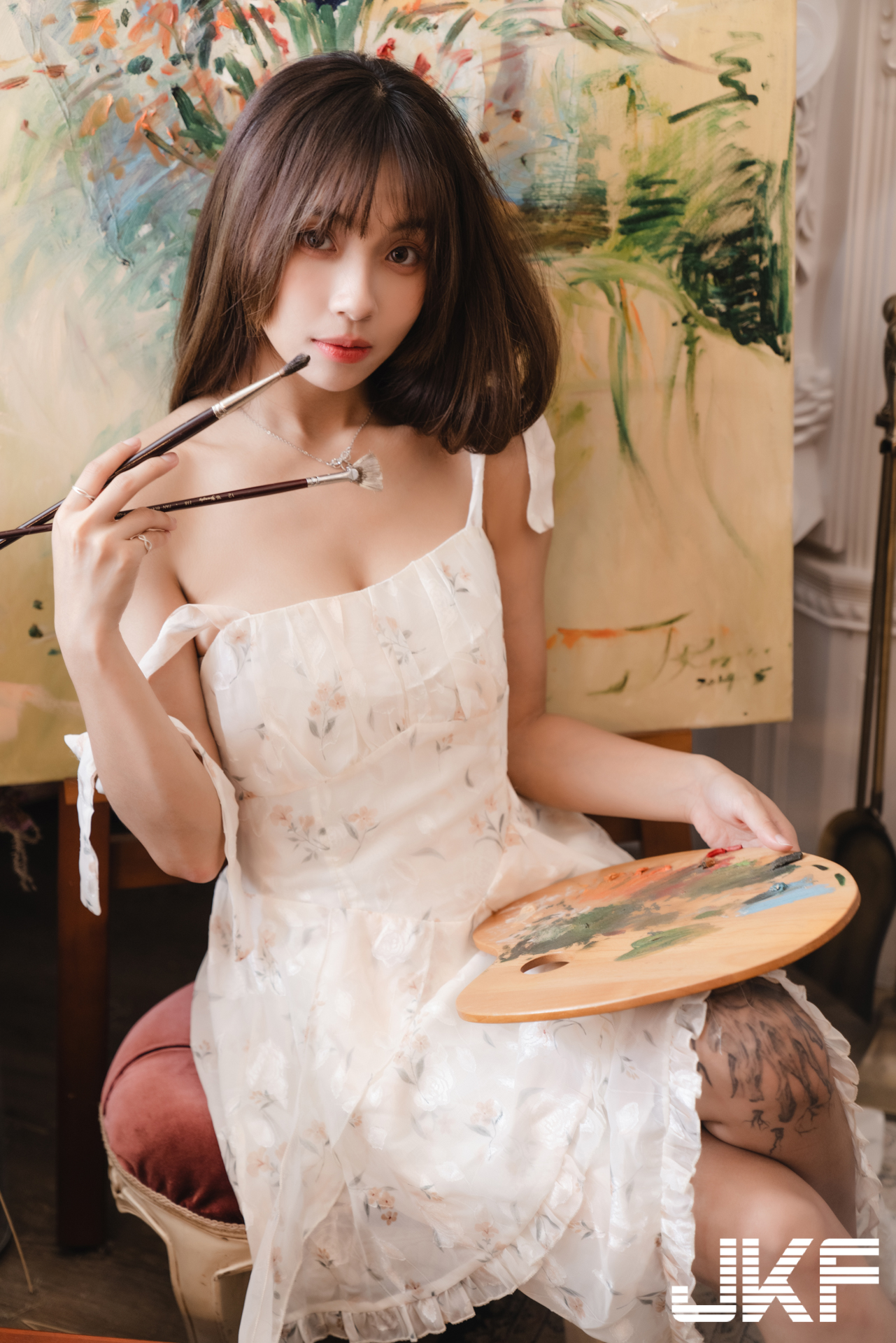 巨乳小畫家「安然」休閒時刻！碎花小洋裝「爆乳露美腿」好誘惑