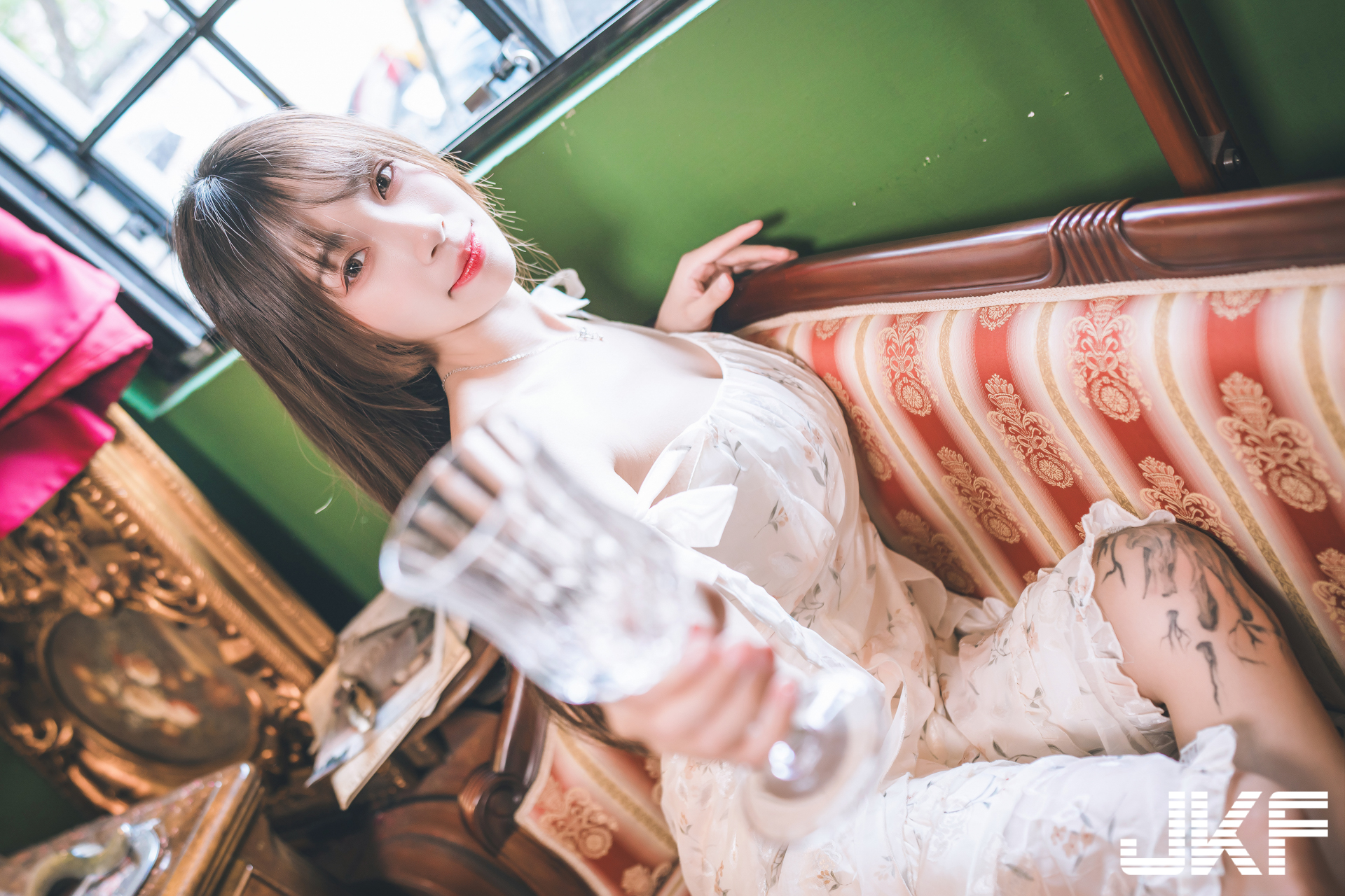 巨乳小畫家「安然」休閒時刻！碎花小洋裝「爆乳露美腿」好誘惑